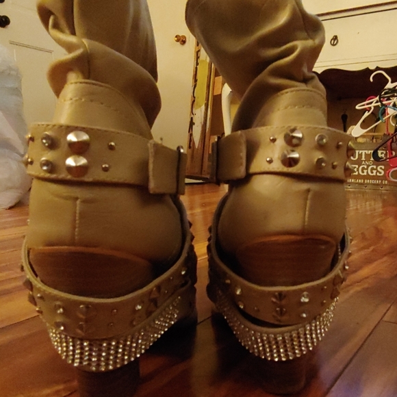Taupe boots with rhinestones and studs - Picture 4 of 6